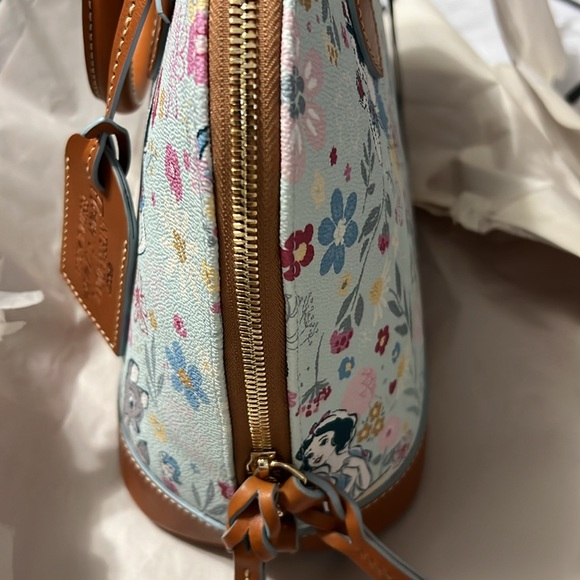 🎉HP🎉 Disney Dooney And Bourke Snow White Flower And Garden 2023 Satchel Bag - Picture 14 of 14